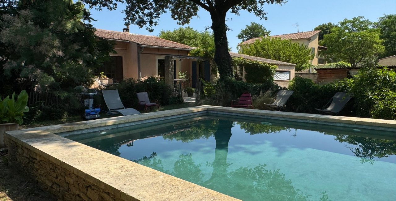 Holiday House Uzes swimming pool