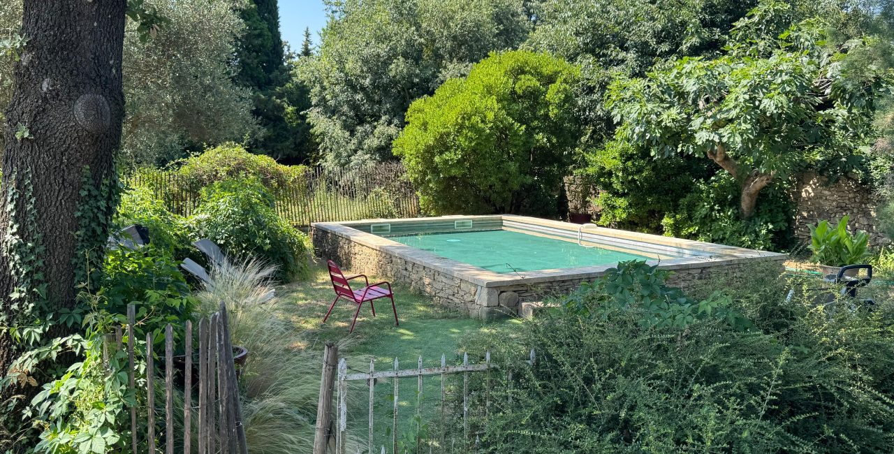 Holiday House Uzes swimming pool